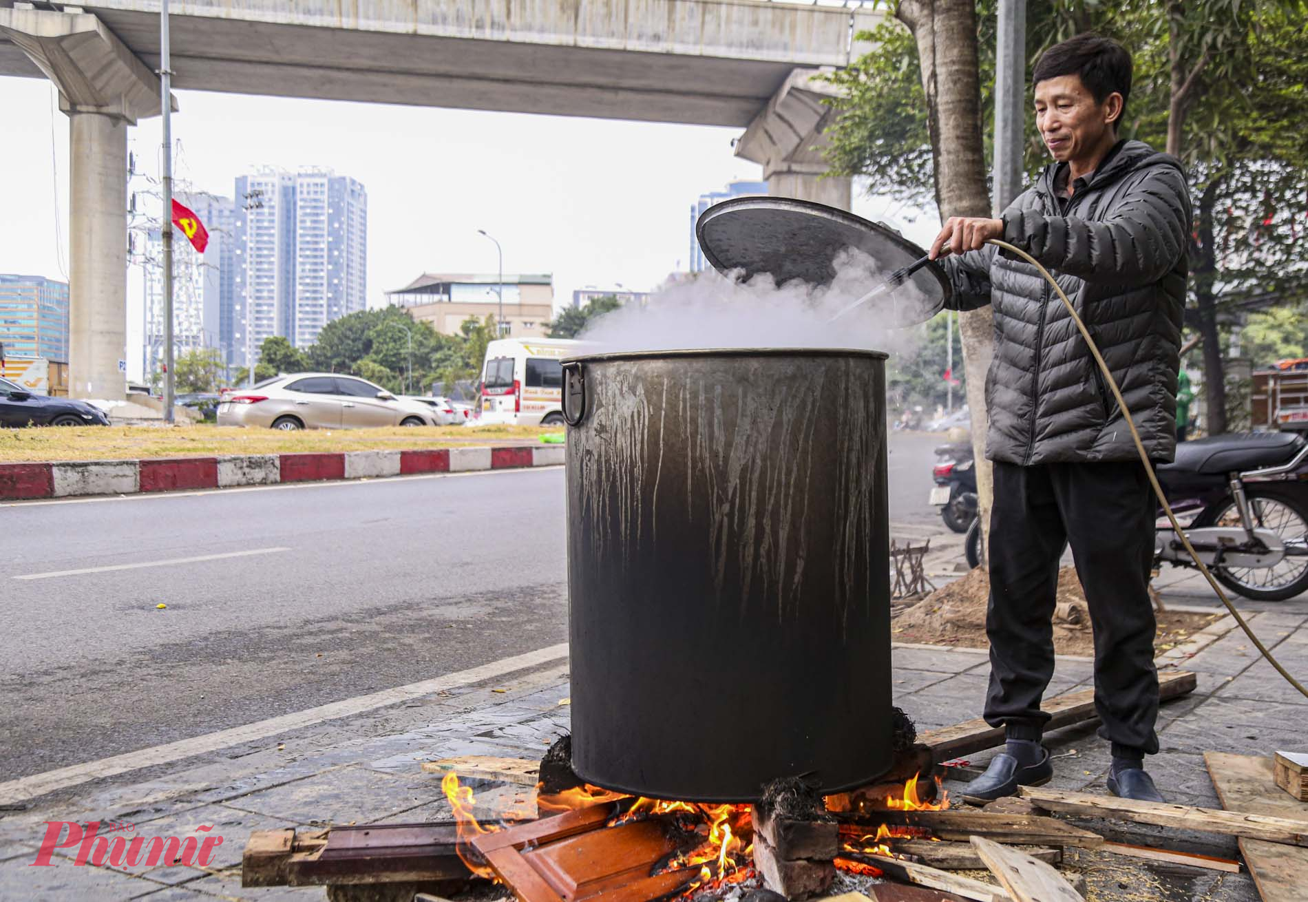 Bánh chưng sau 12 tiếng mới có thể vớt ra, chưa kể phải cấp nước, cấp củi liên tục để bánh chưng chín đều. Những người trong gia đình ông Phú phải thay nhau canh nồi bánh chưng liên tục.