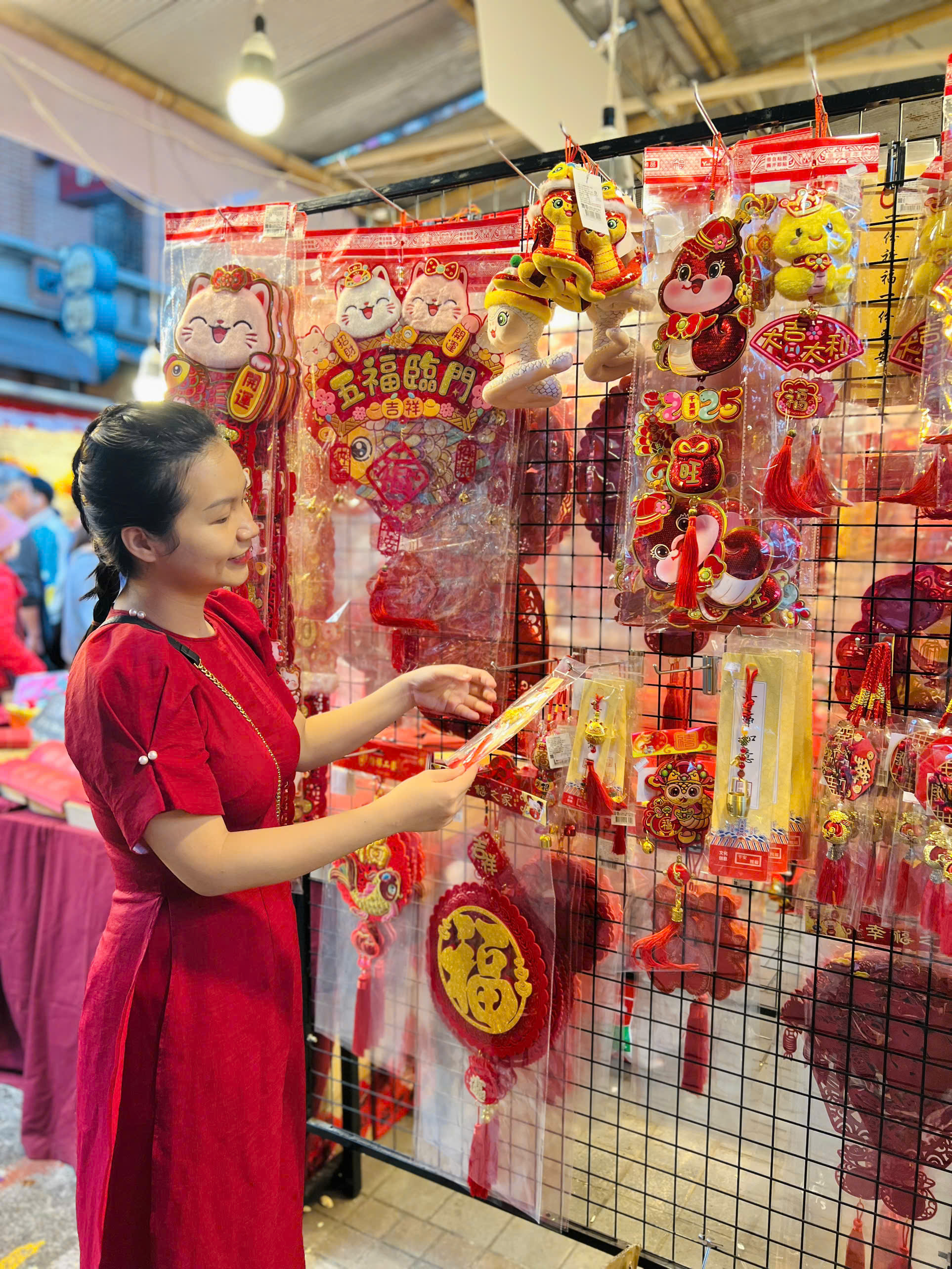 Tranh thủ những ngày gần Tết, tôi cùng bạn bè đến các khu chợ truyền thống tại Đài Bắc (Đài Loan, Trung Quốc) sắm sửa các đồ dùng trang trí nhà cửa.