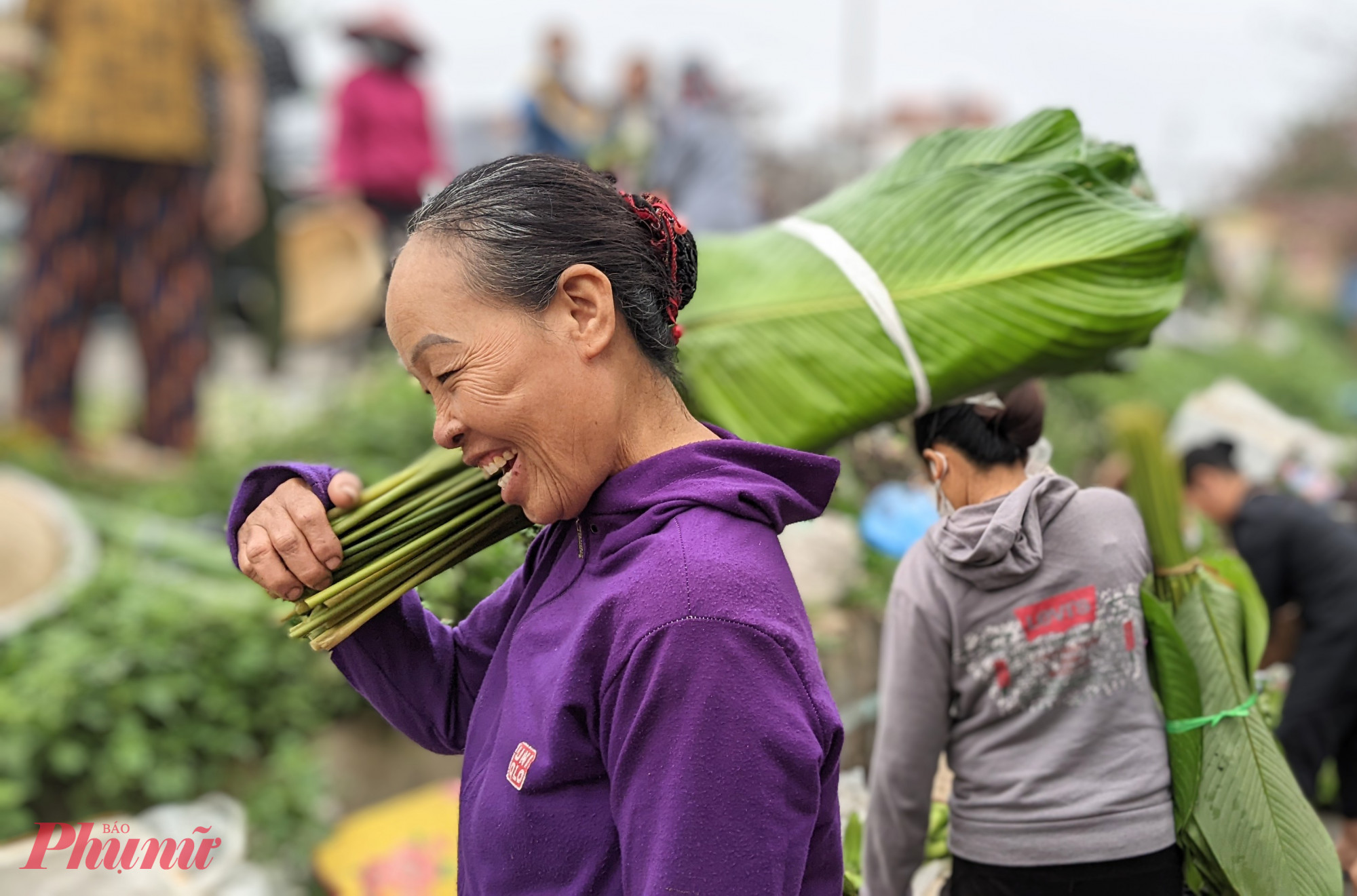 Nụ cười của người mua lá dong trong một phiên chợ quê ngày giáp tết