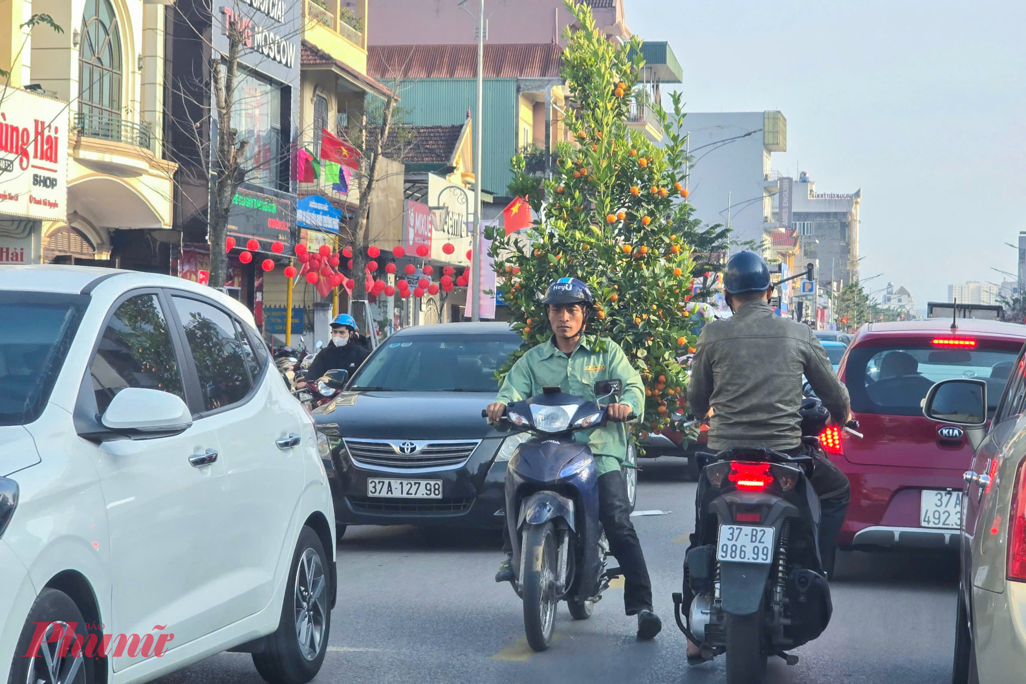 Nghề chở thuê cây cảnh cũng gặp không ít rủi ro và cần có kinh nghiệm vì thời cận tết số lượng người và xe tham gia giao thông khá đông, rất dễ bị va quệt, tai nạn… Không chỉ lo phải bồi thường nếu xảy ra va quệt trên đường, họ còn phải thận trọng để tránh cây của khách hàng bị hư hỏng.