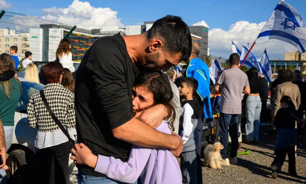 Một người cha an ủi con gái mình ở Petah Tikvah, Israel - Ảnh: Alexi J Rosenfeld/Getty Images