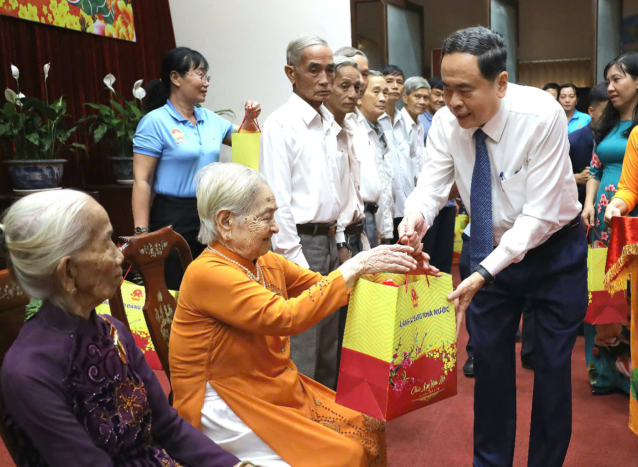 Chủ tịch Quốc hội Trần Thanh Mận tặng quà Tết cho gia đình có công ở TP Cần Thơ. Ảnh: Trung Phạm