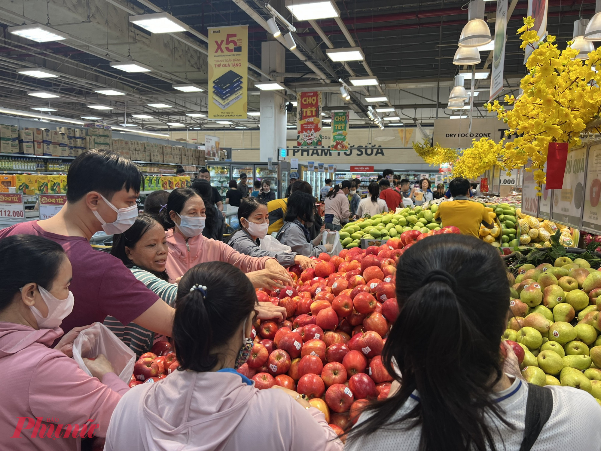 Tương tự, siêu thị Emart Phan Văn Trị (quận Gò Vấp) cũng có rất đông người dân tới mua sắm