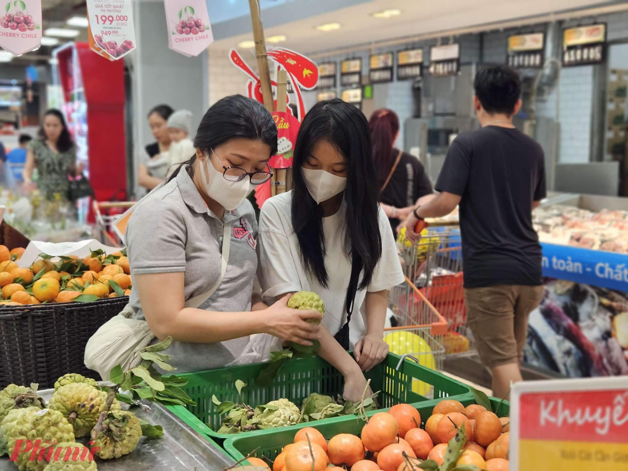 Quầy hàng trái cây hút khách nhờ giảm giá mạnh