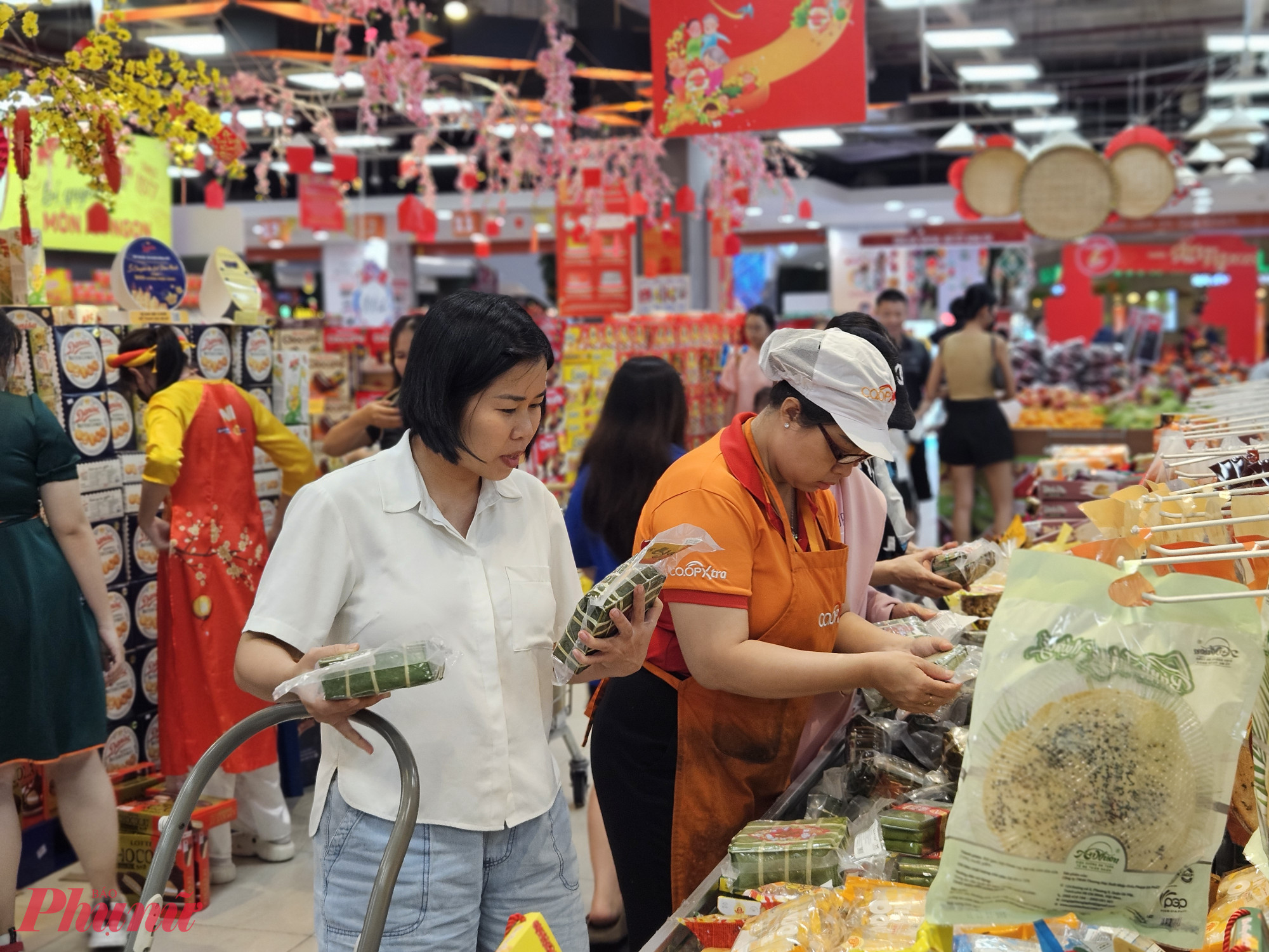 Bánh chưng là mặt hàng không thể thiếu trong ngày tết và được người dân chọn mua nhiều trong dịp này