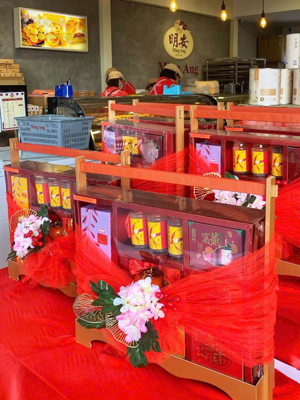 Tiệm bánh kẹo này được thành lập tại Yong Peng cách đây 31 năm. Có thể nói đây là nơi nổi tiếng nhất trong số những ông lớn bánh kẹo truyền thống Trung Quốc. Ming Ang Confectionery có món mini tau sar piah ngon nhất Johor Baru và cũng nổi tiếng với bánh trứng Bồ Đào Nha và chả giò Nyonya kampung. Thời điểm này trong năm, họ làm ít nhất 30 món ăn tết Nguyên đán. Ngoài 3 cửa hàng tại Johor Baru, Ming Ang còn có 2 cửa hàng ở Kuala Lumpur và 1 cửa hàng ở Sabah.