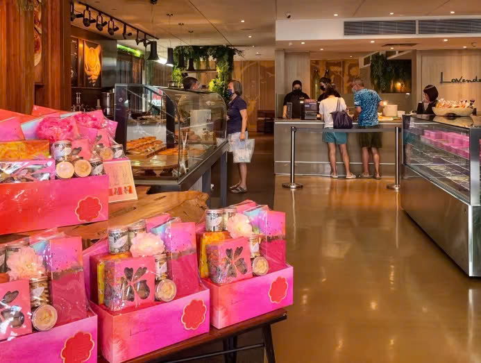Thực đơn tết của họ bao gồm các món ăn truyền thống được ưa chuộng như bánh kueh bangkit trắng, bánh xốp, bánh tart dứa, trong khi các món ăn hiện đại hơn như bánh biscotti cũng chiều lòng các ông. Lavender là một tiệm bánh đã trở thành điểm đến không thể bỏ qua trong hành trình mua sắm của người Singapore khi đi qua Causeway.