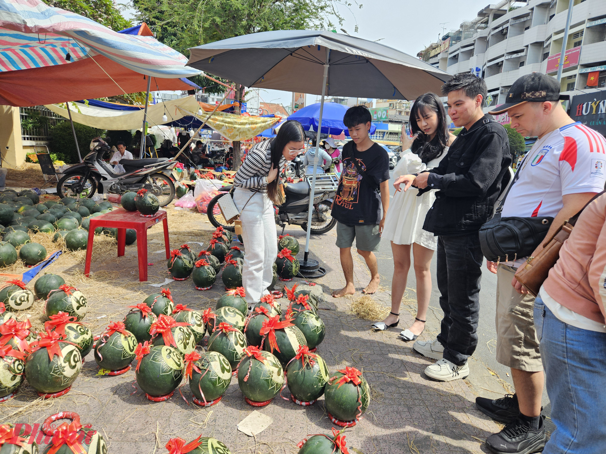 Dưa hấu khắc chữ được nhiều người chọn mua. Giá loại quả này phổ biến từ 20.000-25.000 đồng/kg và mua theo cặp có giá từ 150.000-200.000 đồng/cặp. 