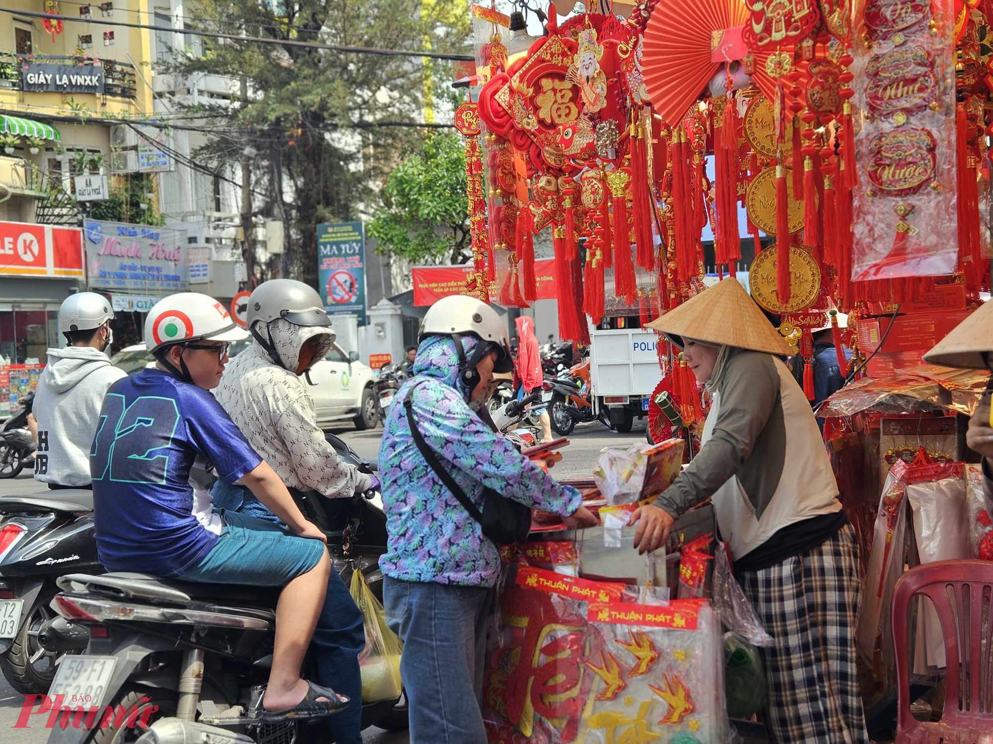 Các mặt hàng trang trí tết có giá từ 10.000 đồng/cái trở lên