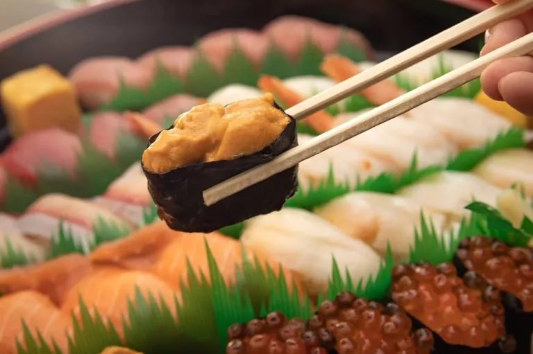 Để tỏ ra ngầu bằng cách bao người lạ uống rượu và ăn sushi, một người đàn ông Nhật Bản đã thực hiện hành vi trộm cắp suốt hơn 1 năm trời - Ảnh minh họa