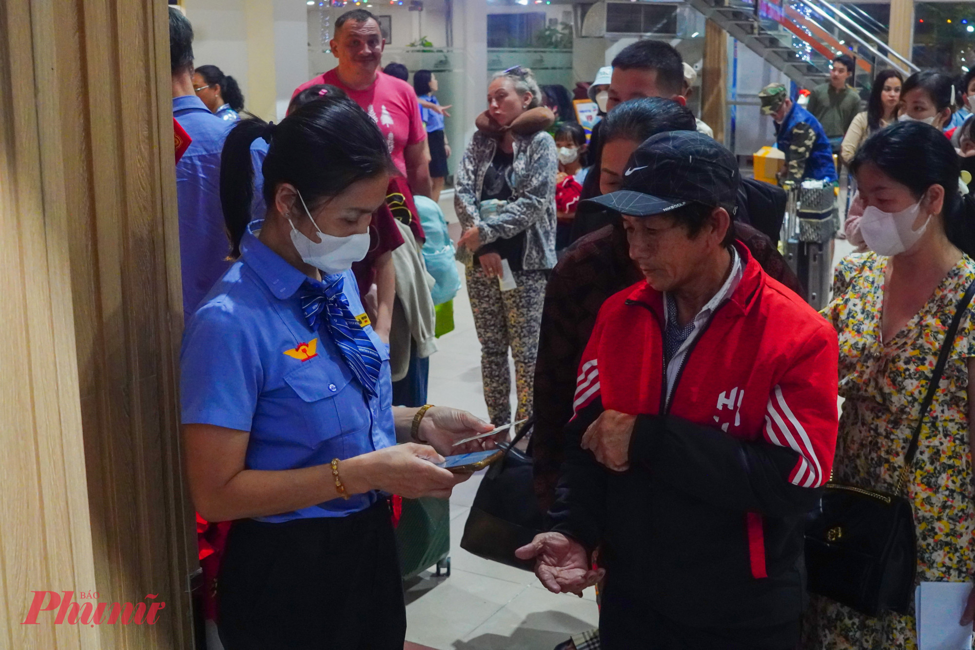 “Với những chuyến đi cuối năm, tàu hỏa dường như là phương tiện được ưu tiên lựa chọn vì nhiều người không kịp đón xe khách hoặc không đủ khả năng để về quê bằng máy bay” một tiếp viên của ga Sài Gòn cho biết.