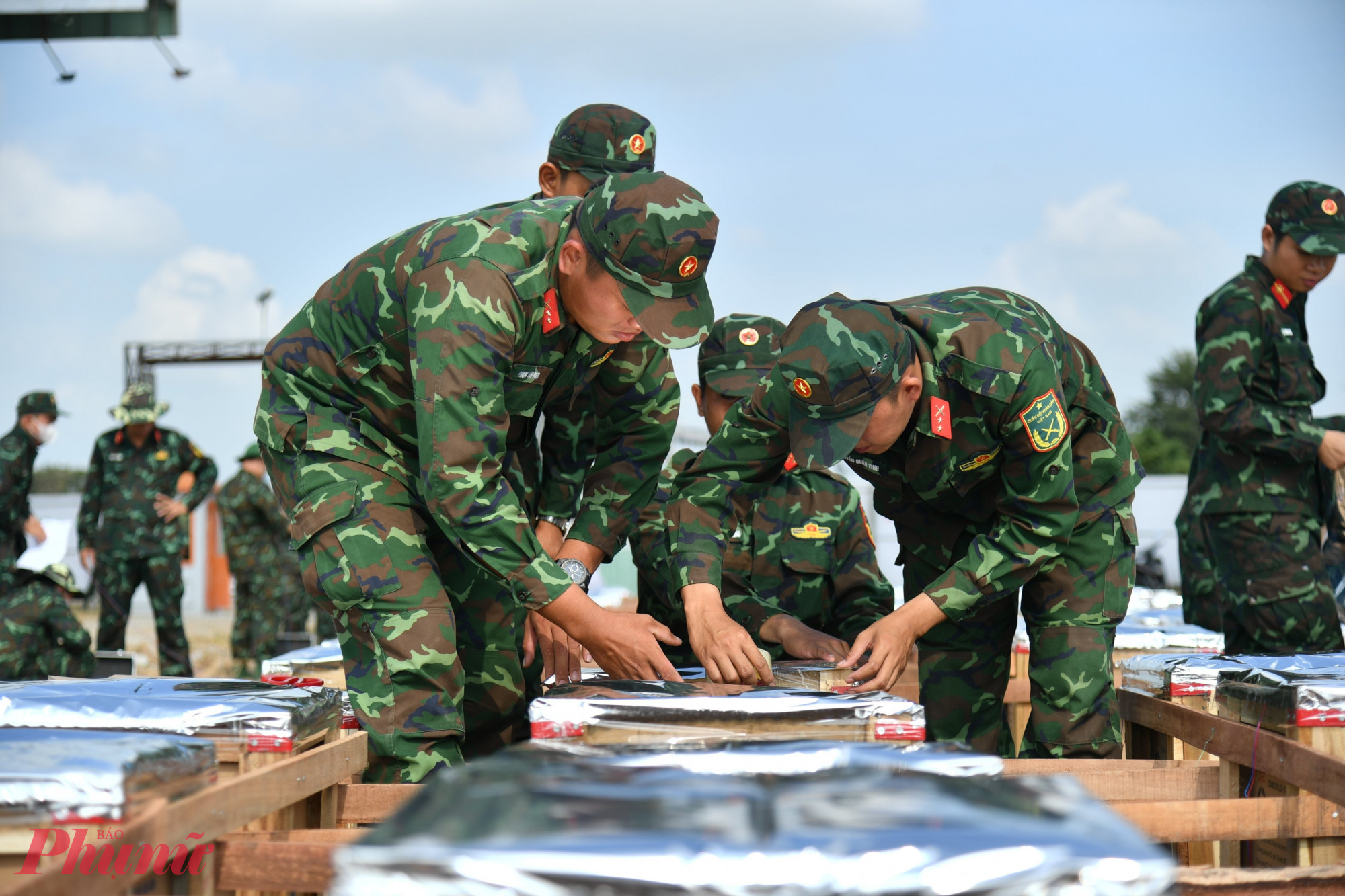 Chia sẻ với phóng viên, đại tá Nguyễn Thành Ân - Phó Chỉ huy trưởng Bộ CHQS tỉnh Kiên Giang cho biết, “Đến thời điểm này, mọi công tác tiếp nhận, vận chuyển pháo và thiết bị bắn pháo, lắp đặt dàn pháo đã cơ bản hoàn thành. Trong quá trình thiết lập trận địa bắn pháo hoa, các cán bộ, chiến sĩ đã được Bộ CHQS tỉnh quán triệt nghiêm các quy tắc về yêu cầu kỹ thuật và công tác đảm bảo an toàn do đó đến thời điểm này việc lắp đặt pháo hoàn thành đúng theo kế hoạch, đảm bảo an toàn về phòng, chống cháy nổ”.