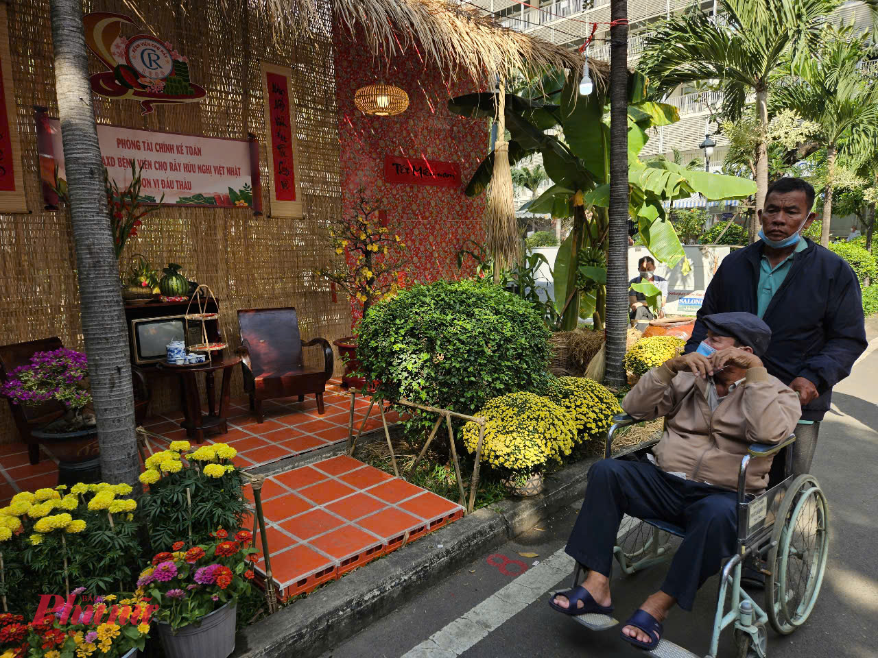 Thân nhân, bệnh nhân du xuân trong đường hoa của bệnh viện ngày đầu năm