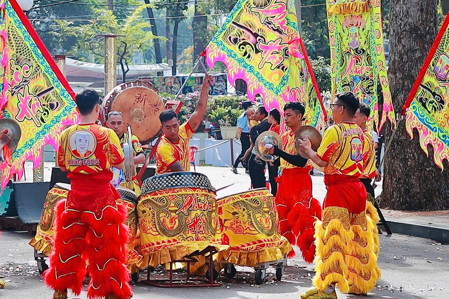 Hội hoa Xuân TPHCM 2025 quy tụ nhiều đoàn múa lân sư rồng nổi tiếng trên địa bàn thành phố.