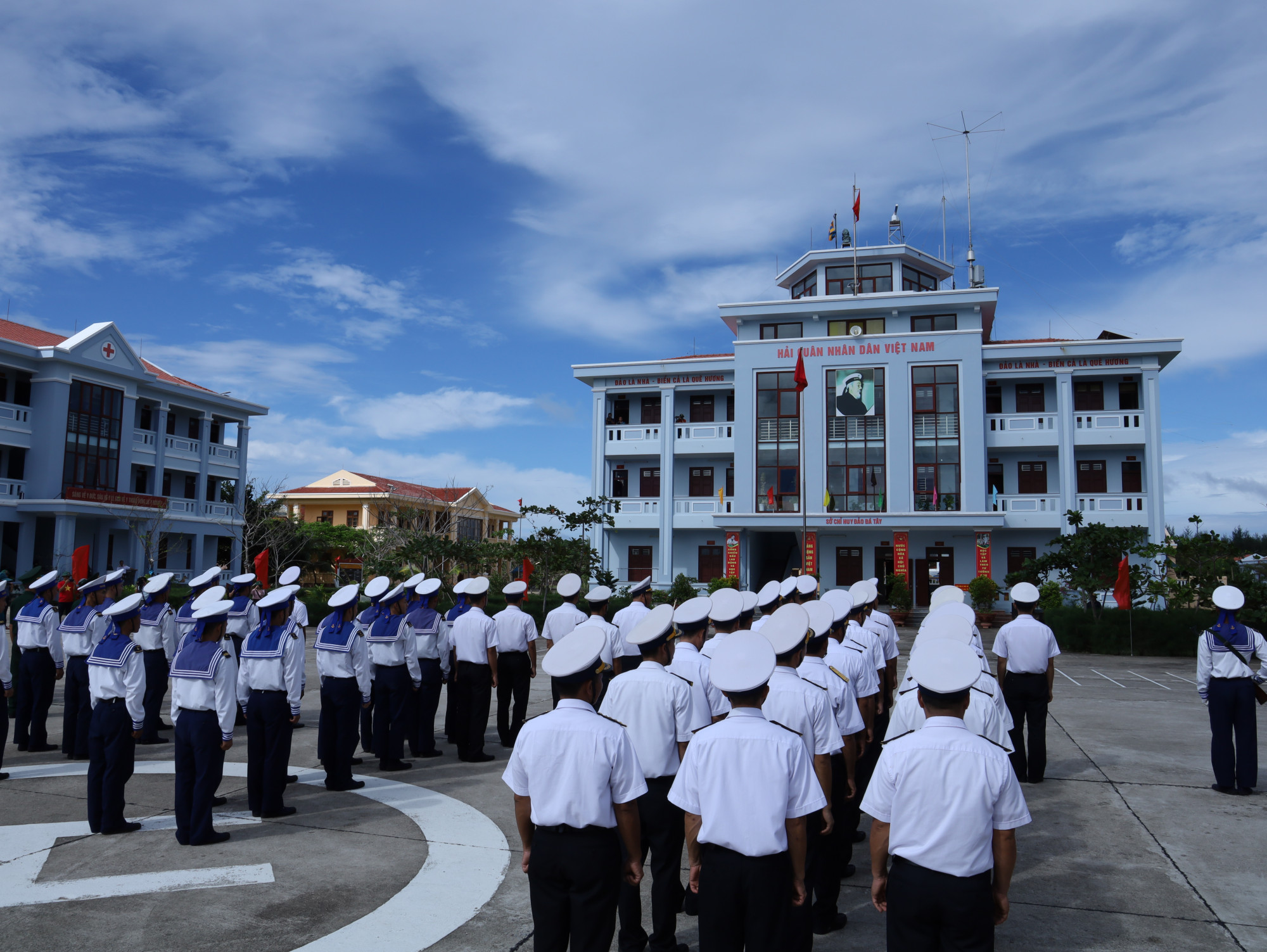 Cán bộ, chiến sĩ tập trung chào cờ đầu năm tại đảo Đá Tây A thuộc quần đảo Trường Sa.