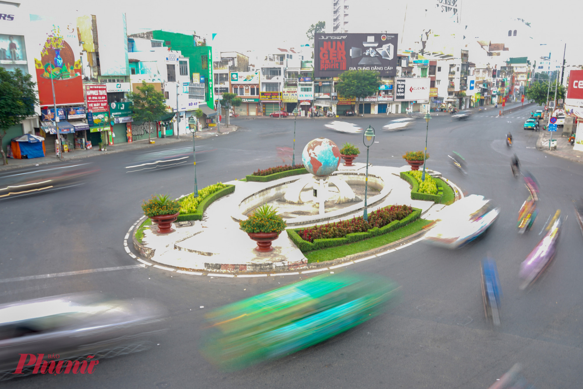 Hằng ngày, vòng xoay Lăng Cha Cả luôn nhộn nhịp xe qua lại, tuy nhiên vào sáng mùng Một Tết Ất Tỵ, khu vực này khá vắng lặng.