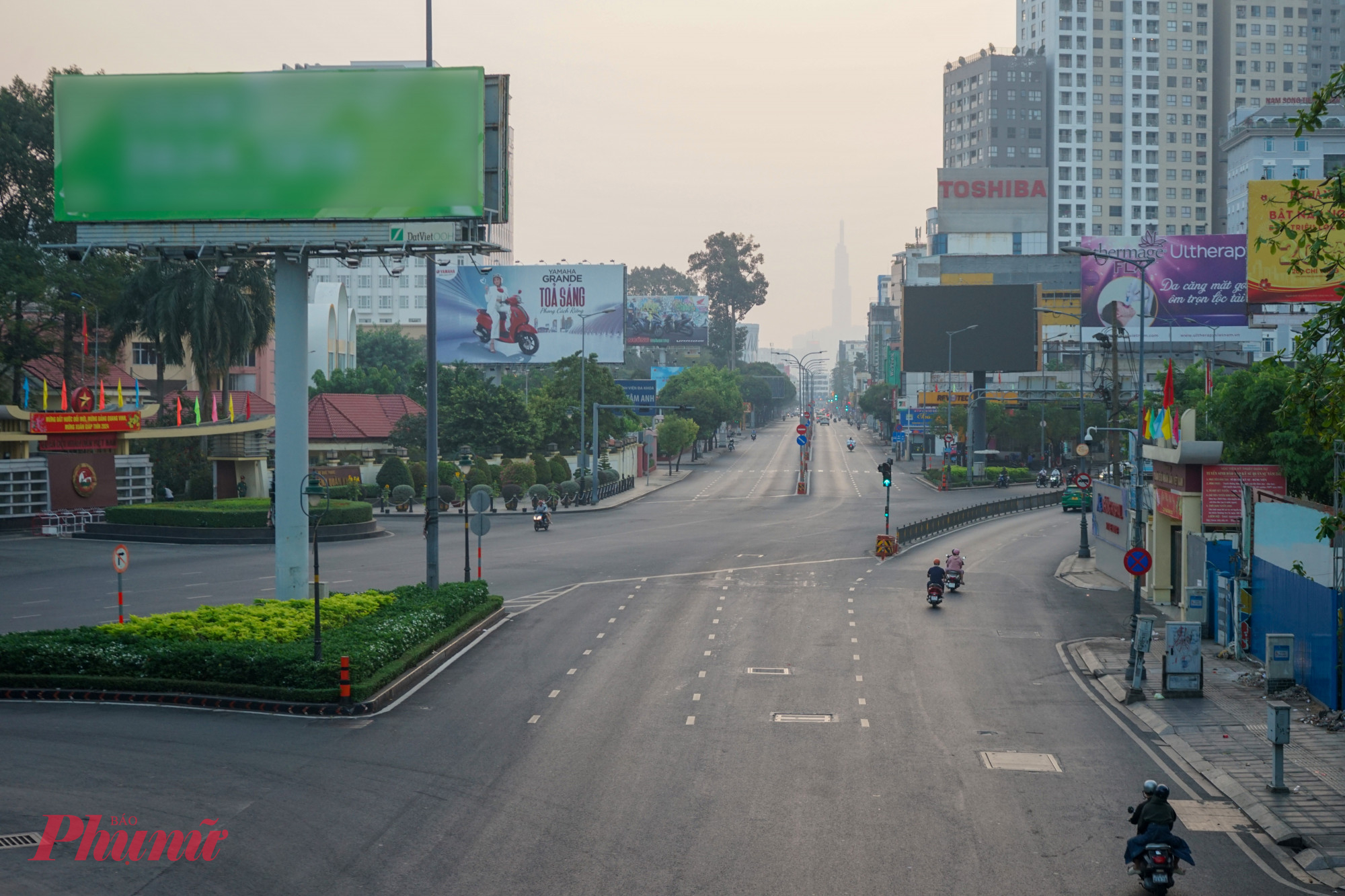 Góc đường Hoàng Văn Thụ (trước trụ sở Bộ tư lệnh Quân khu 7) vắng phương tiện qua lại dù là tuyến cửa ngõ.