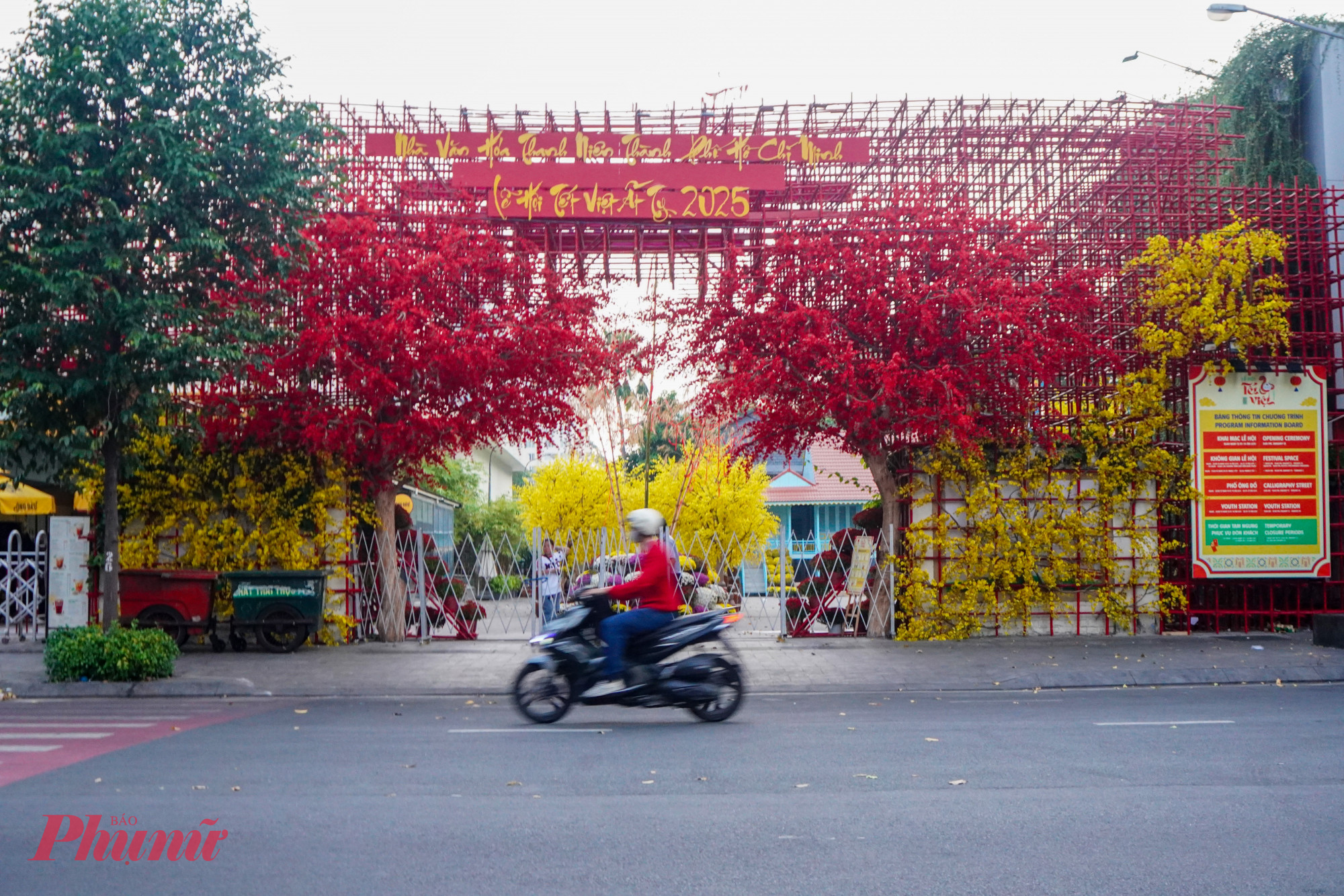 Khu vực Nhà văn hóa Thanh Niên, nơi diễn ra lễ hội Xuân Ất Tỵ 2025 với phố ông đồ luôn nườm nượp khách đến tham quan trước Tết, sáng nay vắng vẻ và bình yên lạ thường.