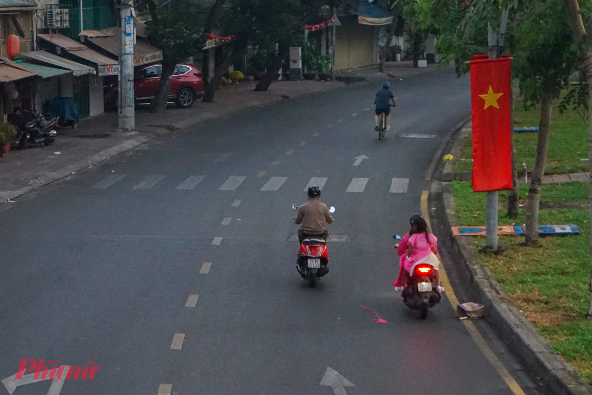 Trên tuyến đường Trường Sa (đoạn dưới chân cầu Công Lý, quận 3) thỉnh thoảng xuất hiện một số phương tiện lưu thông.