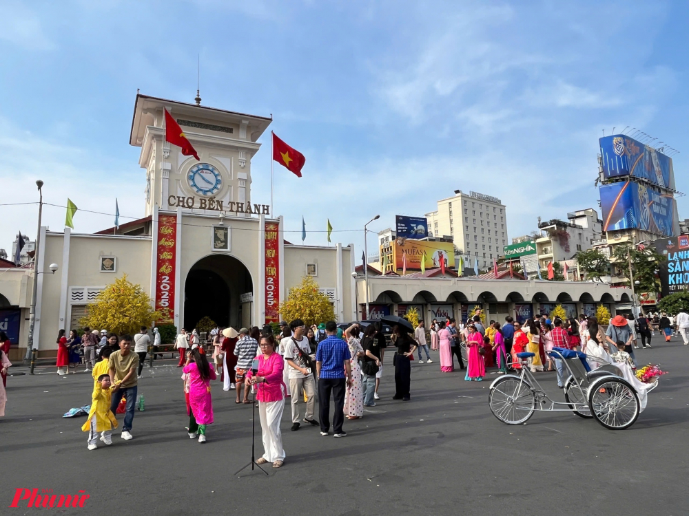 Khuôn viên trước cổng chợ Bến Thành lân cận ga Metro Bến Thành cũng thu hút người dân, du khách chụp ảnh sáng Mùng 2 Tết.