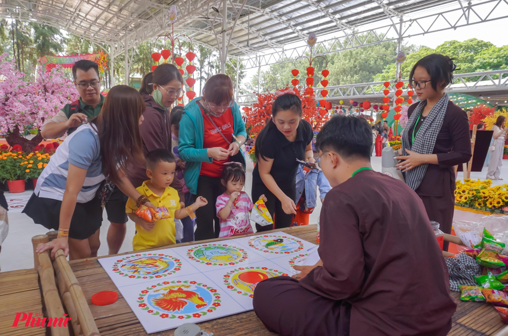 Tham gia trò chơi dân gian gắn liền ký ức tuổi thơ đưa bạn trở về một thời hồn nhiên. + Thưởng thức ẩm thực Tết Việt truyền thống: Cả năm sung túc ngọt ngào với món chè Ngũ Phúc và các loại bánh truyền thống tại các gian hàng. 