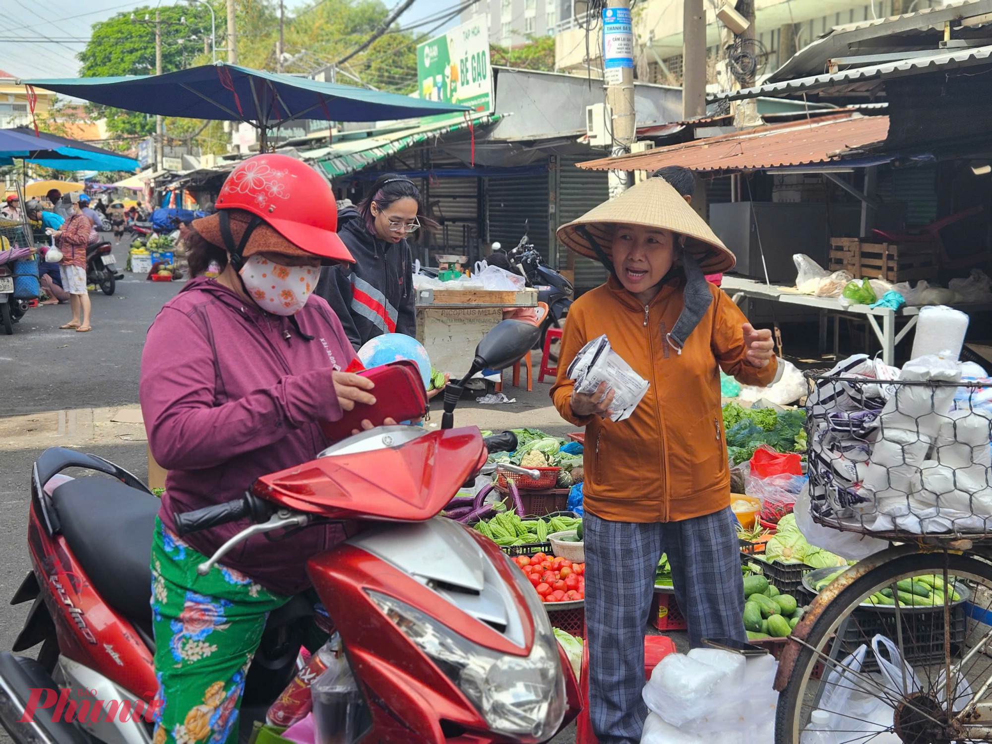 Nhiều người dân mua muối đầu năm để lấy may cho cả năm. Giá mặt hàng nay được bán theo niêm yết, không đổi so với ngày thường.