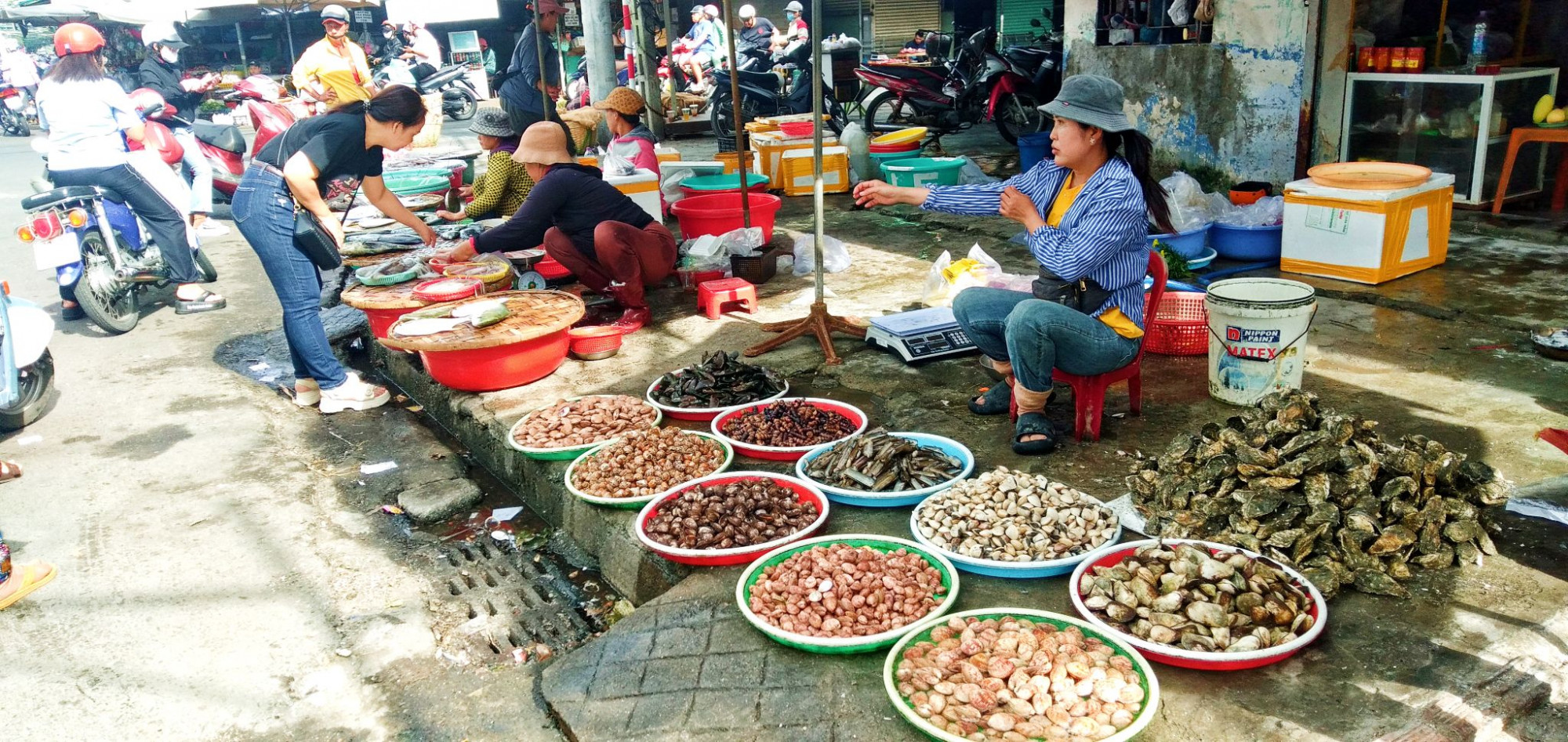 Chợ mùng hai tết (Ảnh: Facebook Thich Nguyen)