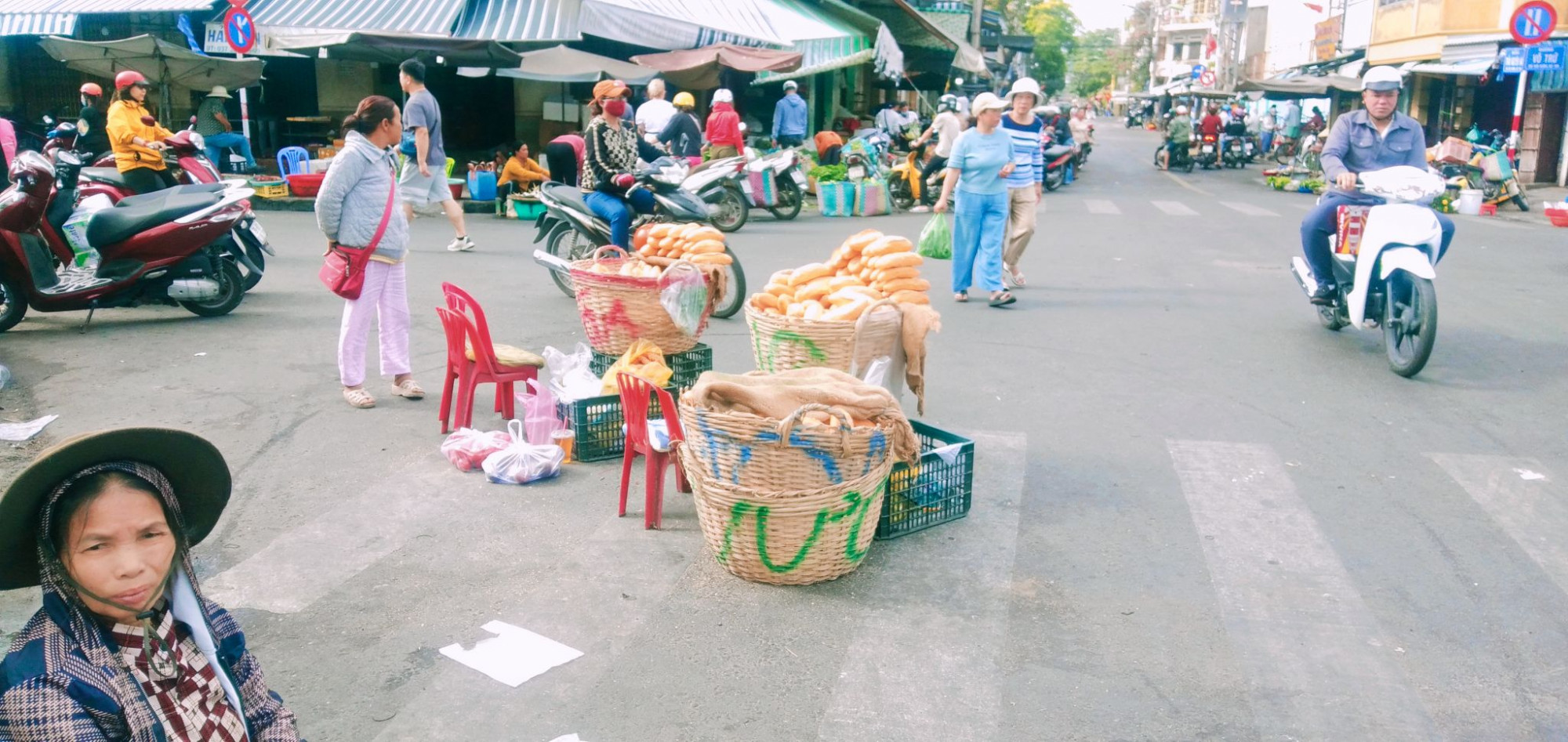 Chợ mùng Hai tết (Ảnh: Facebook Thich Nguyen)