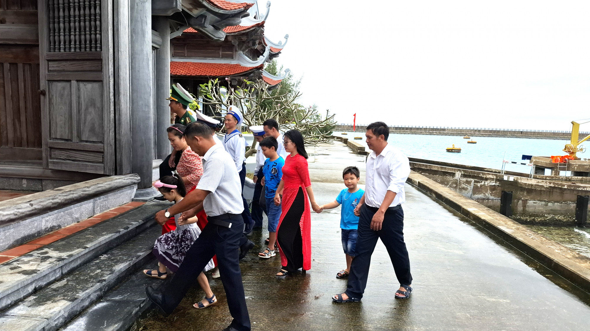 Thắm đượm nghĩa tình quân, dân đi lễ chùa tìm sự yên bình trong không khí thanh bình của Trường Sa.