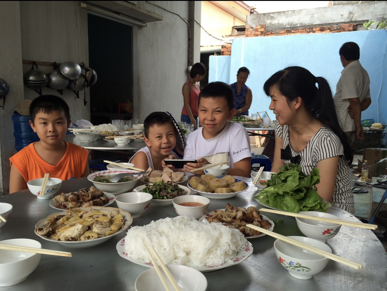 Những bữa tiệc, thức ăn ê hề trong tết là thủ phạm của việc khủng hoảng hậu tết (ảnh: tác giả cung cấp)