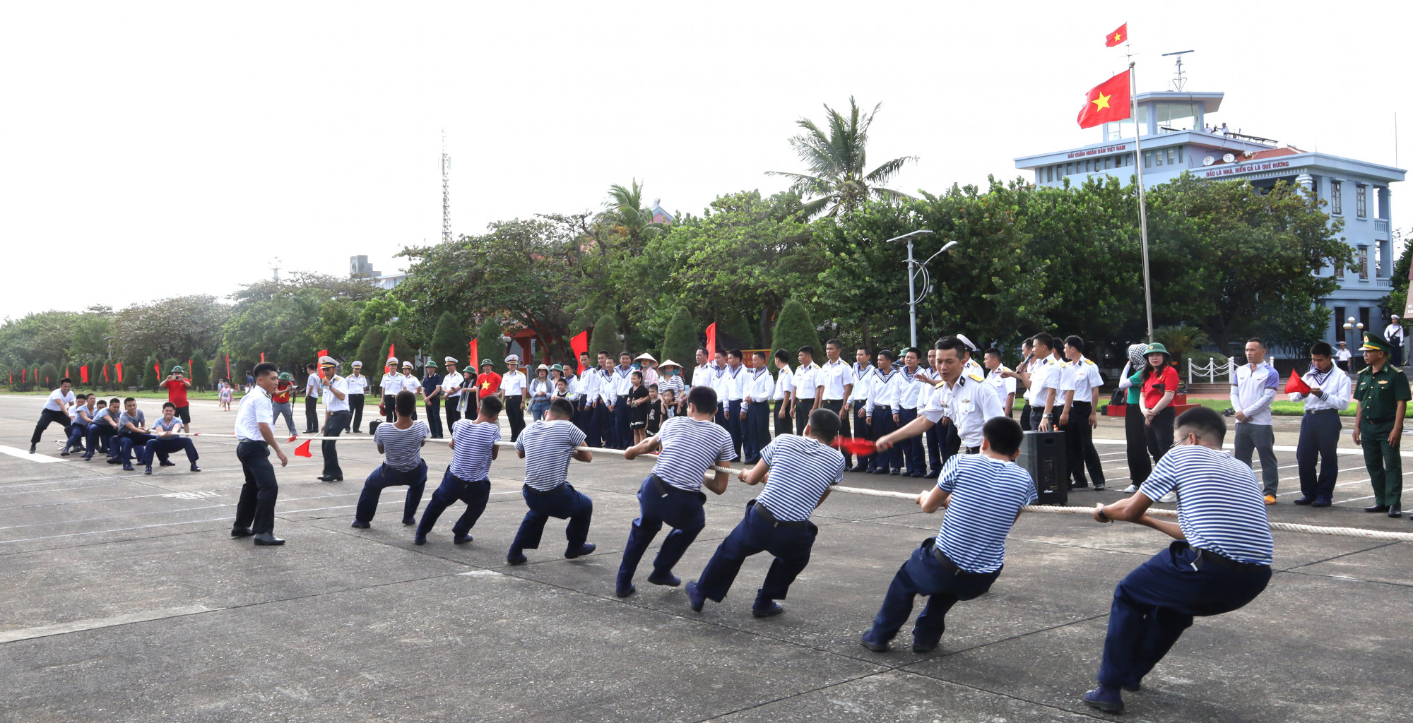 Các hoạt động vừa rèn luyện sức khỏe bảo vệ chủ quyền biển đảo Tổ quốc, vừa phát huy tinh thần đoàn kết, gắn bó giữa cán bộ, chiến sĩ và Nhân dân nơi đầu sóng ngọn gió.