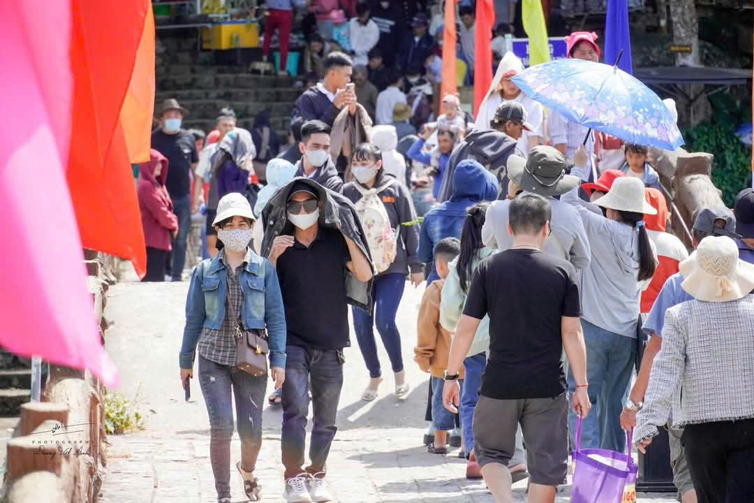 Chị Trần Thị Hương (33 tuổi, ngụ ở Kiên Giang) cho biết, lần đầu chị cùng bạn bè đi cầu may tại Núi Cấm, thấy dòng người đổ về khu vực này đông so với tưởng tượng. Chị đi chùa cầu may mong gia đình được bình an, công danh sự nghiệp được ổn định.