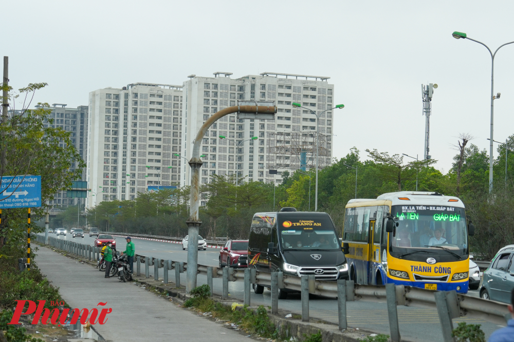 Ghi nhận trong ngày mùng 4 Tết, các tuyến đường cửa ngõ Thủ đô như cao tốc Pháp Vân - Cầu Giẽ, quốc lộ 1A, quốc lộ 5, đại lộ Thăng Long hay đường vành đai 3 trên cao đều khá thông thoáng, không có dấu hiệu ùn tắc kéo dài như những năm trước.