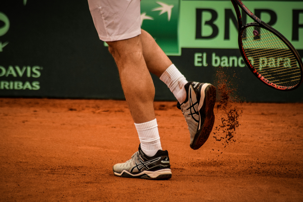 Xem Roland Garros vào mùa xuân là một trải nghiệm thể thao đỉnh cao tại Paris, diễn ra từ cuối tháng 5 đến đầu tháng 6. Đây là giải đấu quần vợt Grand Slam trên mặt sân đất nện danh giá nhất thế giới, quy tụ những tay vợt hàng đầu như Rafael Nadal, Novak Djokovic hay Iga Świątek. Khán giả có thể theo dõi các trận đấu kịch tính tại Sân Philippe-Chatrier, Suzanne-Lenglen hoặc tận hưởng không khí sôi động tại các khu vực dành cho người hâm mộ. 