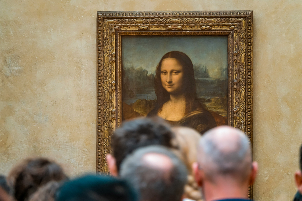 Đêm Bảo tàng Châu Âu tại Paris (Nuit des Musées) là sự kiện thường niên diễn ra vào tháng 5, khi các bảo tàng mở cửa miễn phí vào buổi tối, mang đến trải nghiệm nghệ thuật độc đáo. Du khách có cơ hội khám phá các bảo tàng nổi tiếng như Louvre, Orsay, Pompidou trong không gian huyền ảo về đêm. Nhiều bảo tàng tổ chức các hoạt động đặc biệt như triển lãm tạm thời, trình diễn nghệ thuật, chiếu phim và hướng dẫn tham quan đặc biệt. Không khí Paris vào mùa xuân càng làm cho sự kiện thêm lôi cuốn, thu hút đông đảo người yêu nghệ thuật.