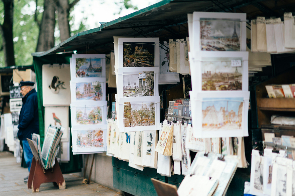 Puces de Saint-Ouen, khu chợ trời lớn nhất Paris, trở nên nhộn nhịp vào mùa xuân với không khí ấm áp và du khách tấp nập. Các gian hàng cổ vật, thời trang vintage và đồ trang trí độc đáo thu hút cả dân địa phương lẫn khách du lịch. Hoa xuân nở rộ làm bừng sáng những con phố nhỏ giữa các khu chợ như Marché Vernaison hay Marché Paul Bert. Những quán cà phê ven đường trở thành điểm dừng chân lý tưởng để thư giãn giữa không gian hoài cổ. Âm nhạc đường phố và nghệ sĩ tự do tạo thêm sức sống cho khu chợ, mang đến trải nghiệm văn hóa đặc sắc.