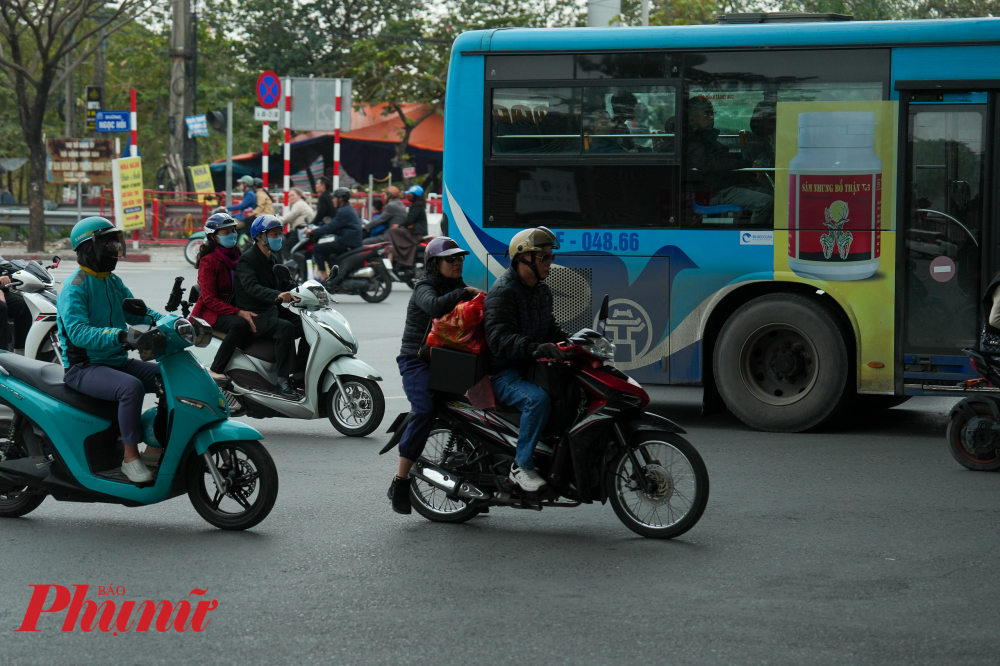 Anh Nguyễn Văn Hùng (quê Nam Định) chia sẻ: 'Năm nay, tôi chủ động quay lại Hà Nội sớm hơn để tránh tình trạng ùn tắc. Di chuyển trên cao tốc Pháp Vân - Cầu Giẽ khá thoải mái, không bị ùn ứ như những năm trước.'