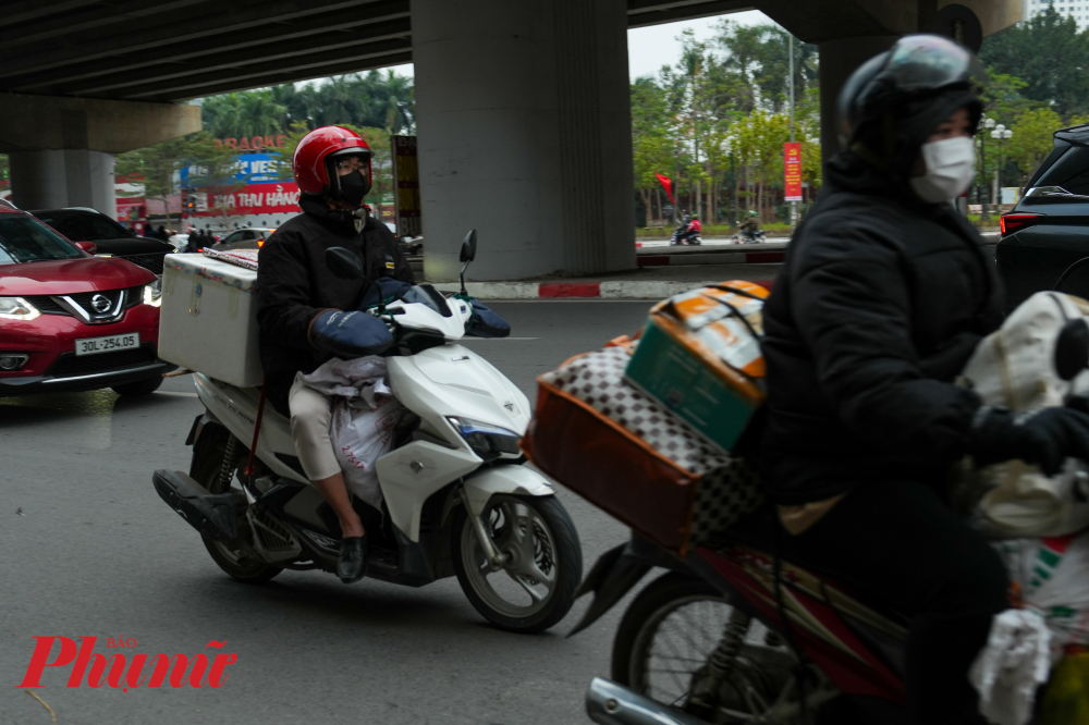 Dự kiến, trong ngày mùng 5 Tết, lượng phương tiện sẽ tiếp tục tăng khi các cơ quan, doanh nghiệp, trường học đồng loạt khai xuân.