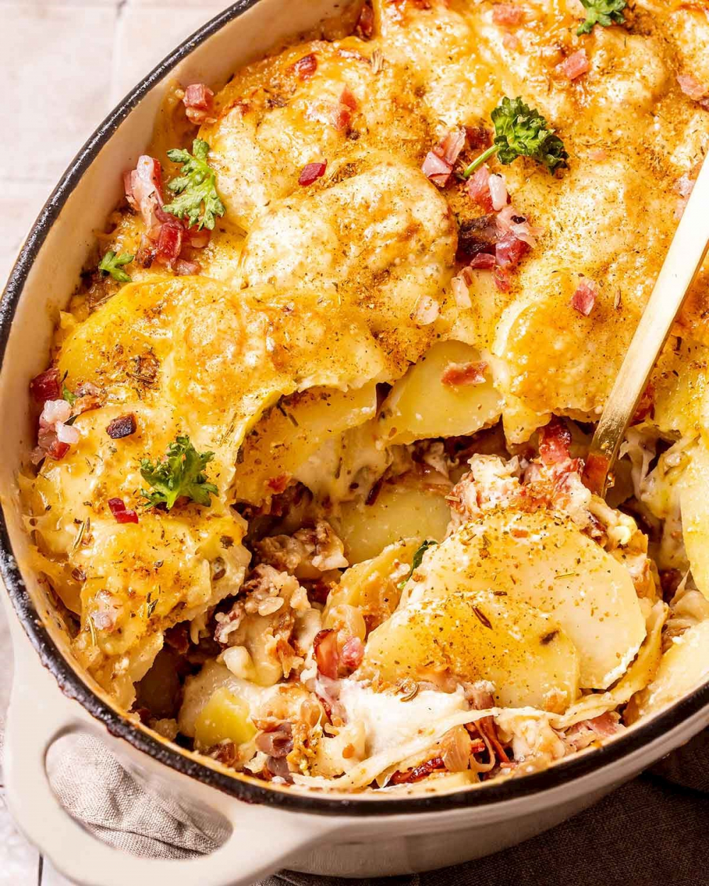 Một trong những món ăn được yêu thích nhất của dãy Alps là tartiflette, một món khoai tây nướng hấp dẫn từ vùng núi Savoie ở Pháp. Món này có khoai tây cỡ vừa, rượu vang trắng, pho mát Reblochon, hành tây, thịt lợn muối hun khói (lardons fumés), và thường là kem tươi - một kiệt tác phong phú và hấp dẫn, là phương thuốc hoàn hảo cho cơn đói sau khi trượt tuyết.