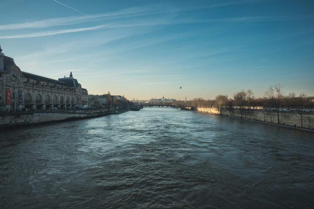 Thuê du thuyền dạo sông Seine là một trải nghiệm tuyệt vời để khám phá Paris từ góc nhìn lãng mạn và thư thái. Du khách có thể chọn du thuyền sang trọng dùng bữa tối, du thuyền có hướng dẫn viên hoặc thuyền riêng tùy theo nhu cầu. Hành trình thường đi qua những địa danh biểu tượng như Tháp Eiffel, Nhà thờ Đức Bà, Bảo tàng Louvre và Pont Alexandre III. Vào mùa xuân, thời tiết dễ chịu, cảnh sắc hai bên bờ sông với cây cối đâm chồi nảy lộc tạo nên khung cảnh thơ mộng. 