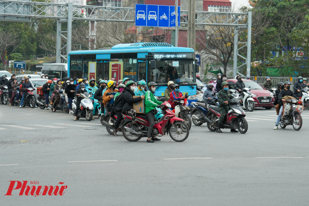 Người dân lỉnh kỉnh đồ đạc quay trở lại Hà Nội trong chiều mùng 4 Tết, kết thúc kì nghỉ Tết sớm để chủ động về Thủ đô tránh ùn tắc.