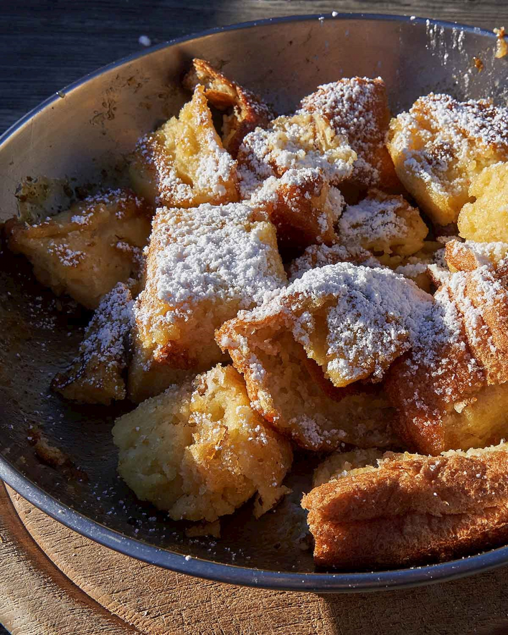 Còn được gọi là bữa ăn của Hoàng đế, kaiserschmarrn có thể được mô tả như một chiếc bánh kếp xốp, hơi caramen, được đánh bông. Theo truyền thuyết, kaiserschmarrn là món tráng miệng yêu thích của Kaiser Franz Joseph I, người mà món ăn này được đặt tên theo. Món ăn này theo truyền thống được phục vụ với zwetschkenröster (mứt mận) hoặc một thìa lớn mứt táo, lê hoặc quả mọng.