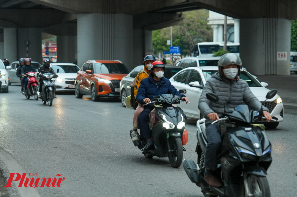 Một trong những yếu tố giúp giao thông Hà Nội thông thoáng trong ngày mùng 4 Tết là do sự thay đổi trong thói quen đi lại của người dân. Thay vì đổ dồn về Thủ đô vào ngày mùng 5, nhiều người đã sắp xếp kế hoạch quay trở lại sớm hơn, phân bổ thời gian di chuyển hợp lý.