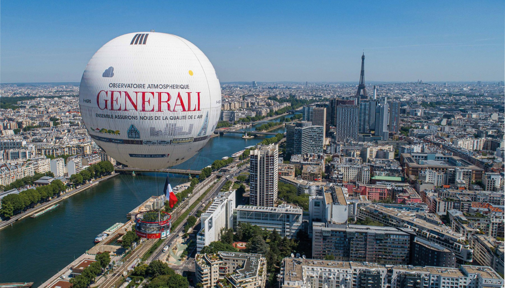 Ballon de Paris Generali là một khinh khí cầu cố định tại Parc André Citroën, mang đến trải nghiệm ngắm nhìn Paris từ độ cao khoảng 150 mét. Vào mùa xuân, thời tiết trong lành và bầu trời quang đãng giúp du khách chiêm ngưỡng toàn cảnh thành phố, từ tháp Eiffel, sông Seine, Montparnasse đến các khu vực xa hơn. Chuyến bay kéo dài khoảng 10-15 phút, mang lại cảm giác nhẹ nhàng, lãng mạn và độc đáo. Đây cũng là một trong những điểm ngắm hoàng hôn đẹp nhất ở Paris. 