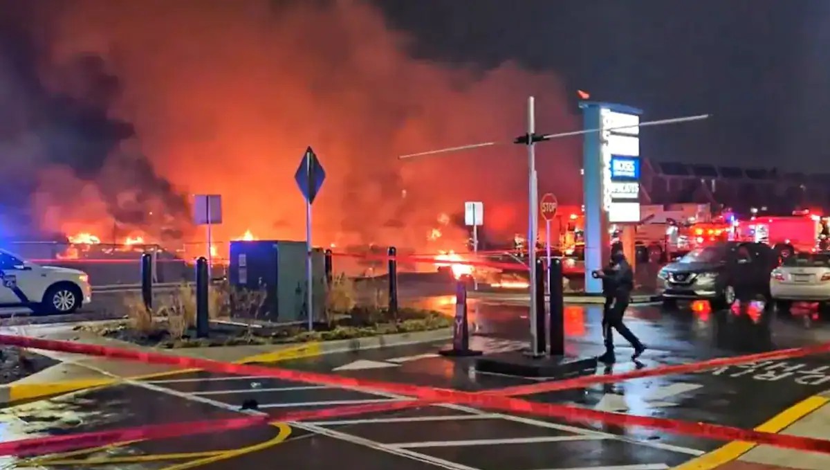 Ngọn lửa từ vụ máy bay rơi đã lan sang nhiều ngôi nhà trên mặt đất - Ảnh: AFP