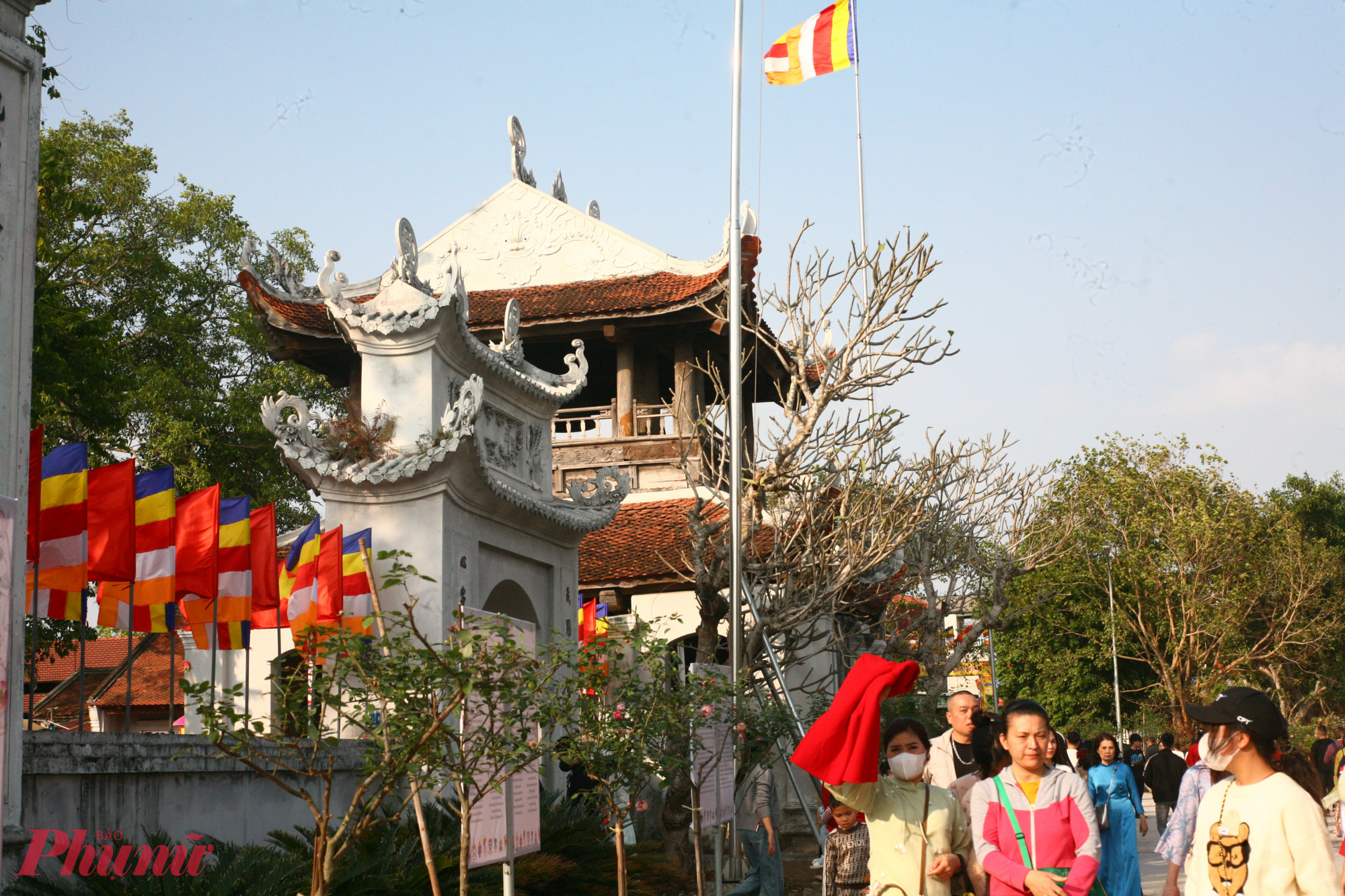 Đầu xuân, du khách đến vãn cảnh chùa rất đông