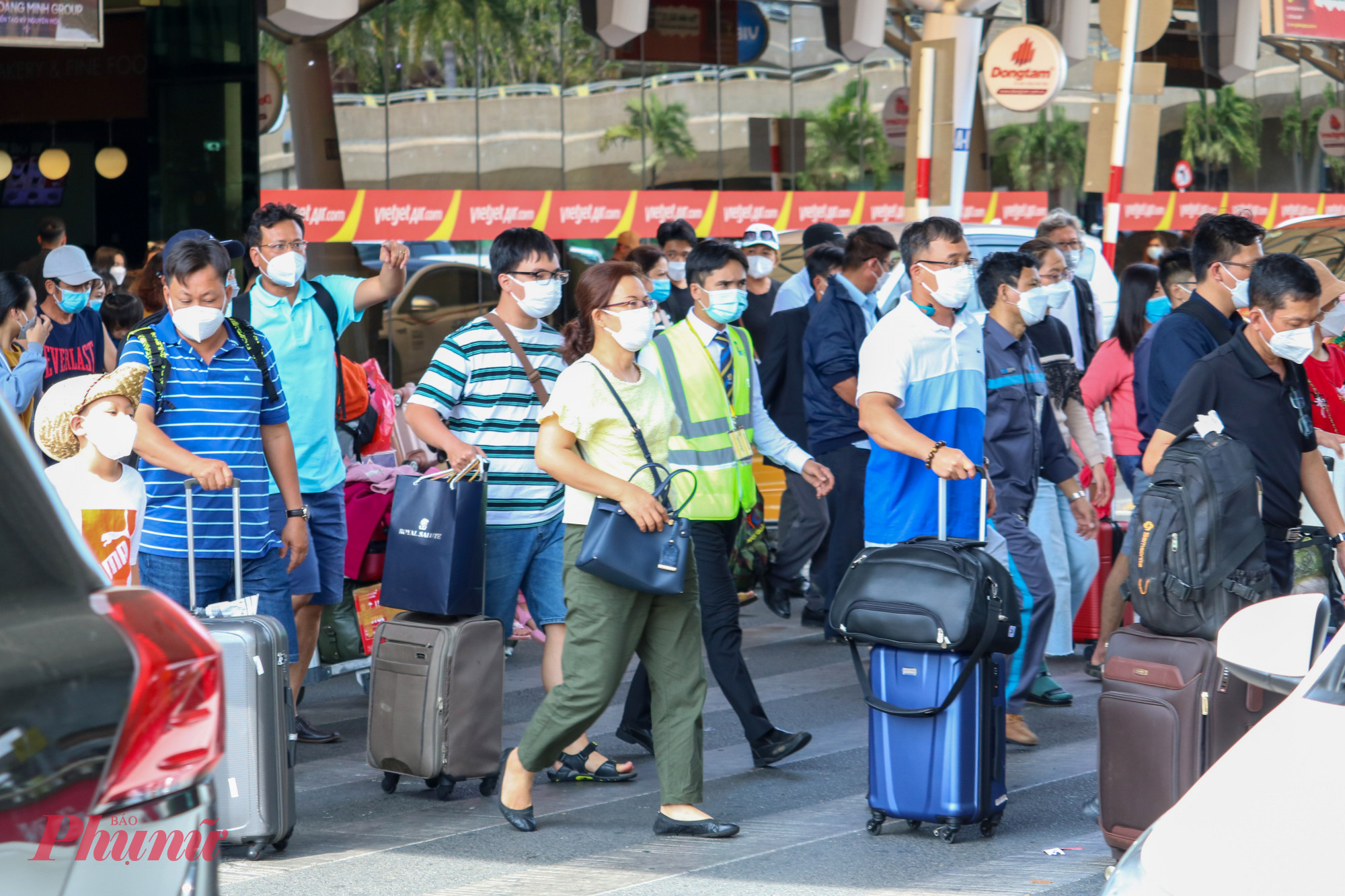 Theo một số nhân viên tại sân bay cho biết, tại khu vực ga đến quốc nội sân bay Tân Sơn Nhất có nhiều hành khách xếp hàng chờ đợi trả hành lý tại băng chuyền ngay từ những chuyến bay sáng sớm trong khi đó ga đi trong nước của các hãng hàng không khá vắng vẻ.