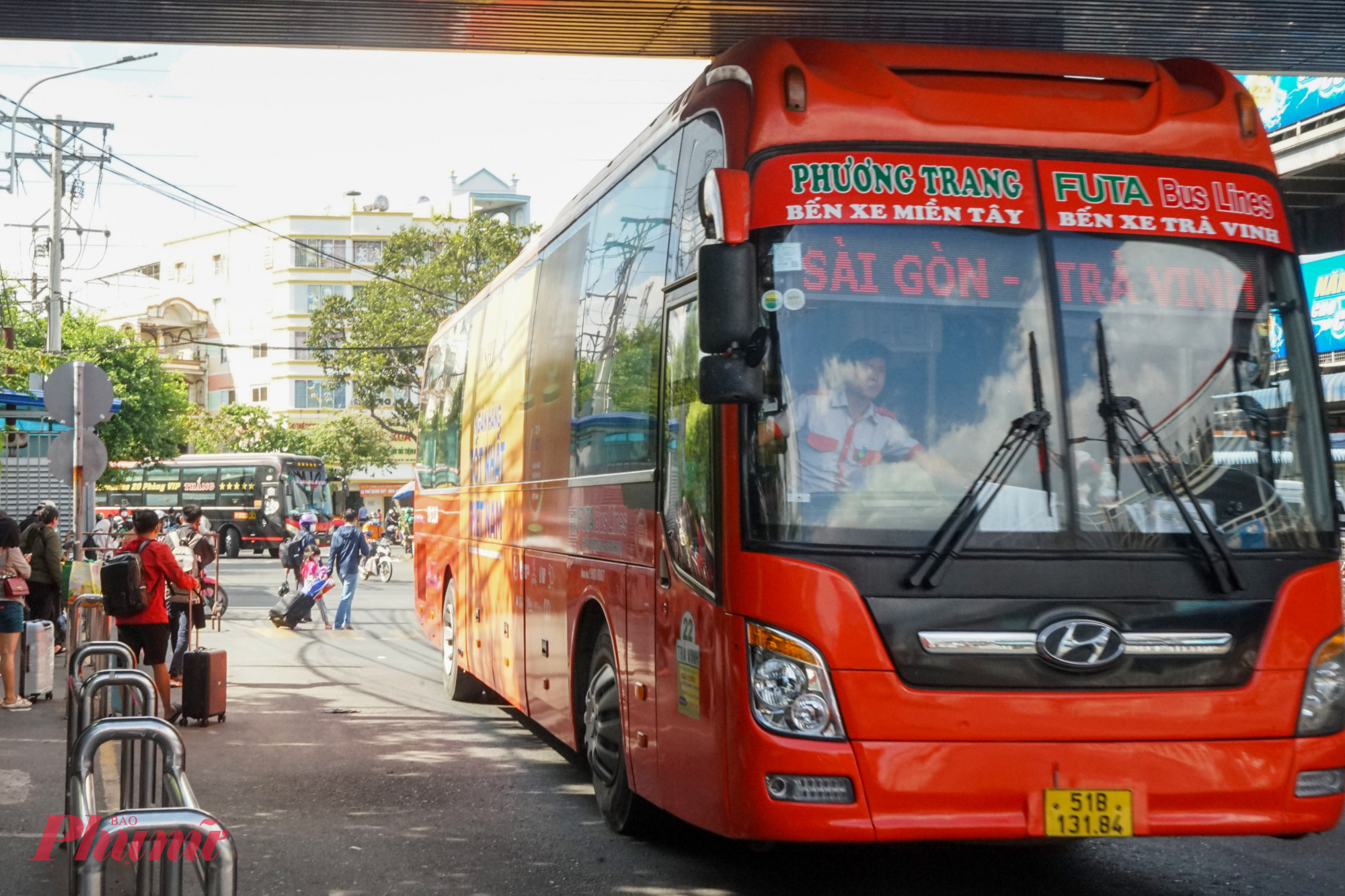 Trong khi đó Bến xe Miền Tây lượng xe khách vào bến bắt đầu tăng dần, dự báo trong hôm nay bến xe sẽ tập trung lượng xe đổ về cao hơn vào buổi tối và rạng sáng 2/2. 