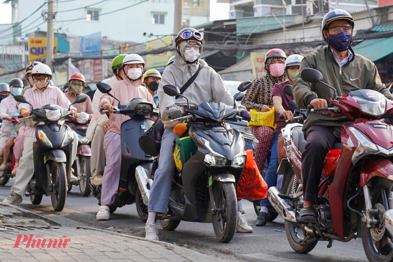  Tại cửa ngõ phía tây, đường QL50 của huyện Bình Chánh lúc 17h có rất đông người dân chở hành lý lỉnh kỉnh ùn ùn đổ về TPHCM sau kì nghỉ Tết.