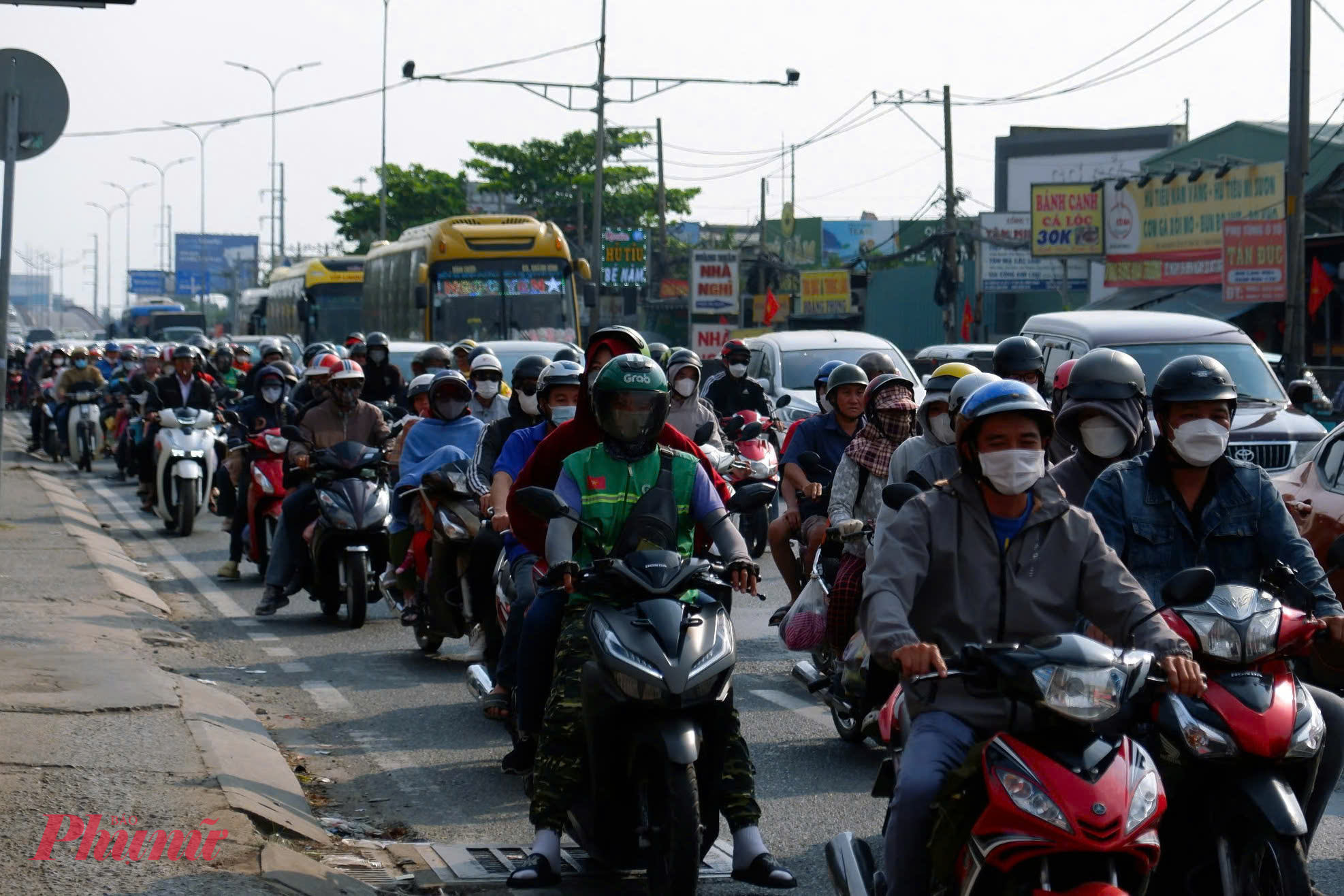 Dòng xe nối đuôi nhau trên Quốc lộ 1, đoạn qua huyện Bình Chánh, hướng vào trung tâm TPHCM, khiến giao thông trở nên đông đúc - Ảnh: Vũ Quyền